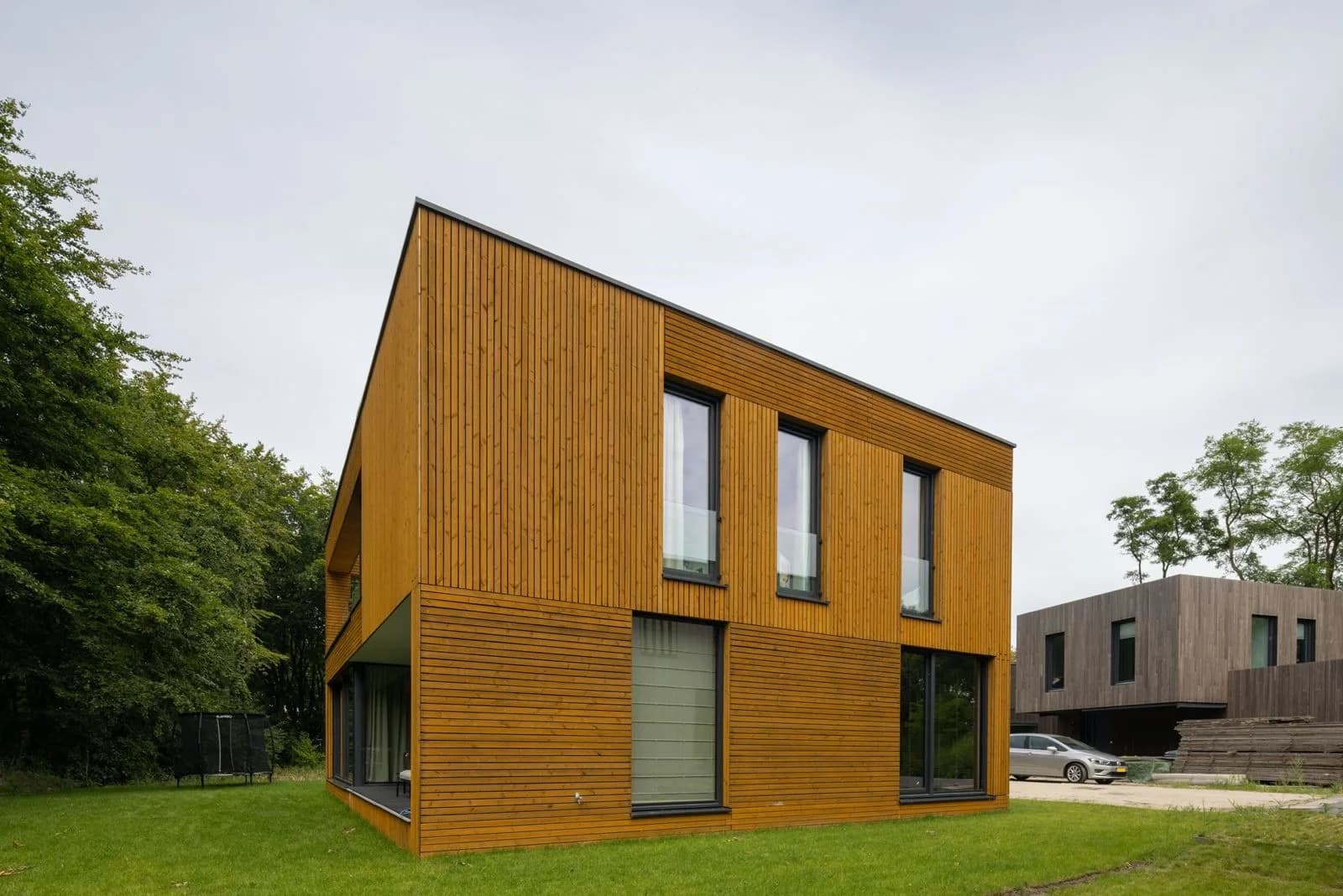 Compacte vrijstaande bosvilla met houten gevel in Almere Duin