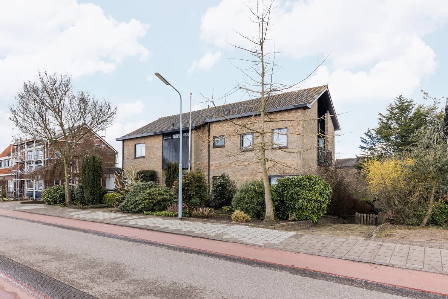 Vooraanzicht van de gerenoveerde dijkwoning vanaf de straat