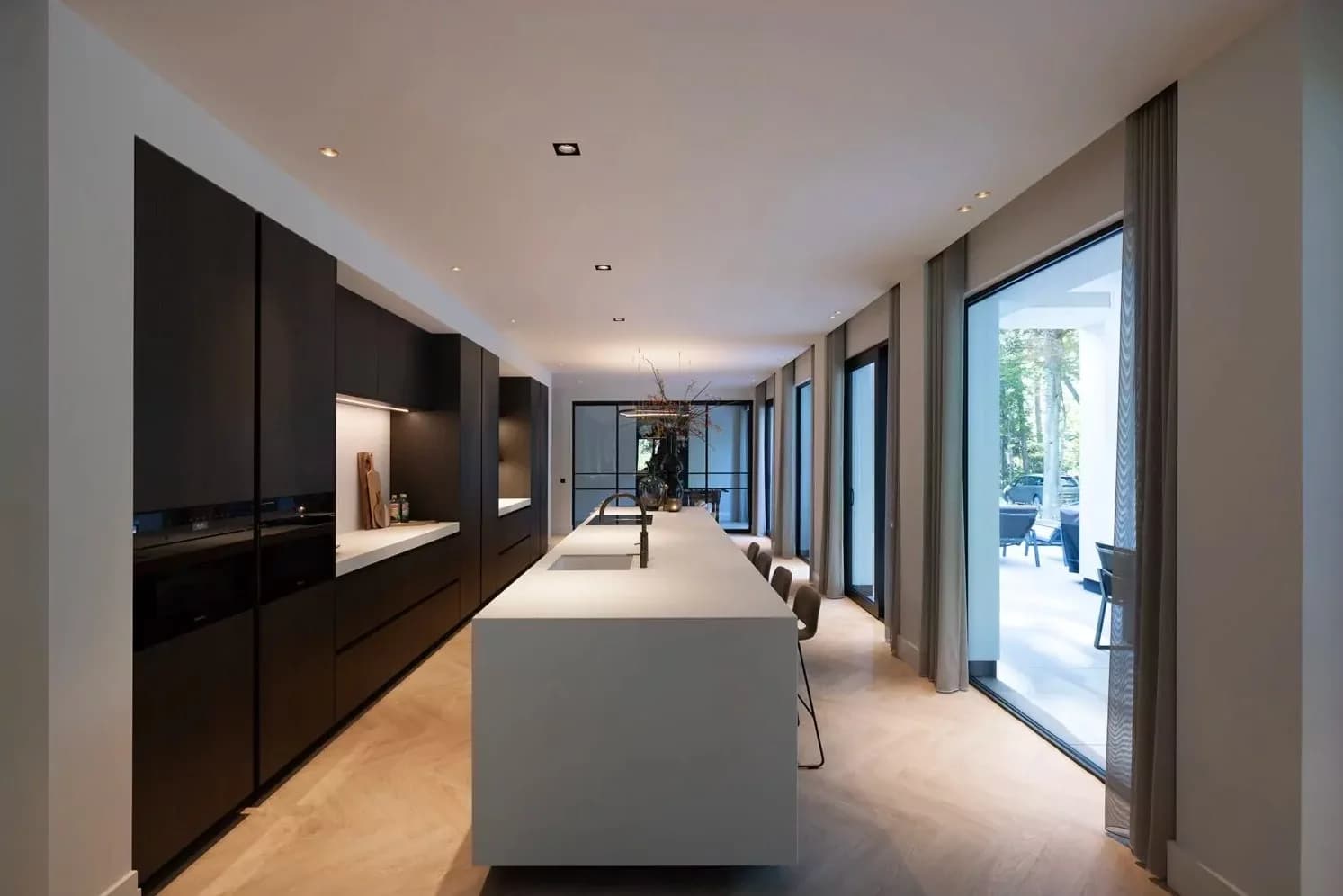 Serene slaapkamer met natuurlijke materialen