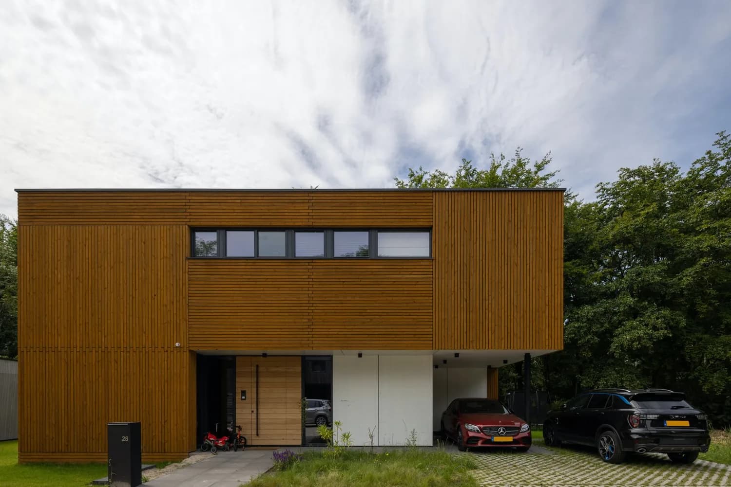 De villa in het lommerrijke boslandschap