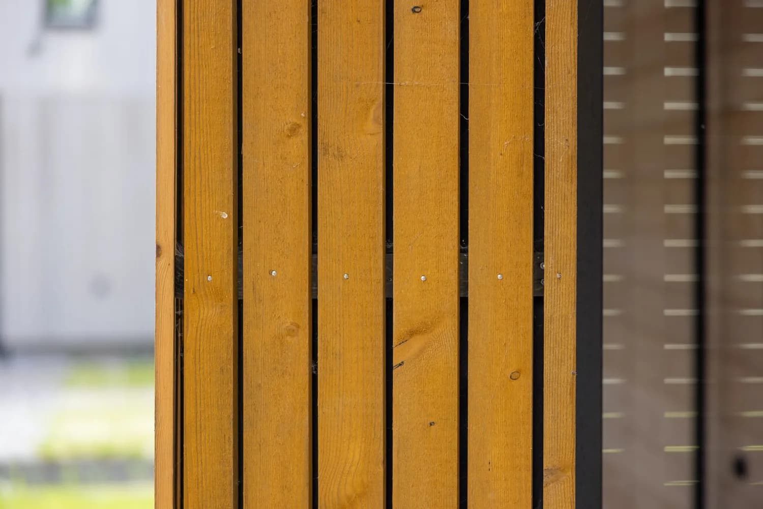 Houten gevel met grote glaspartij